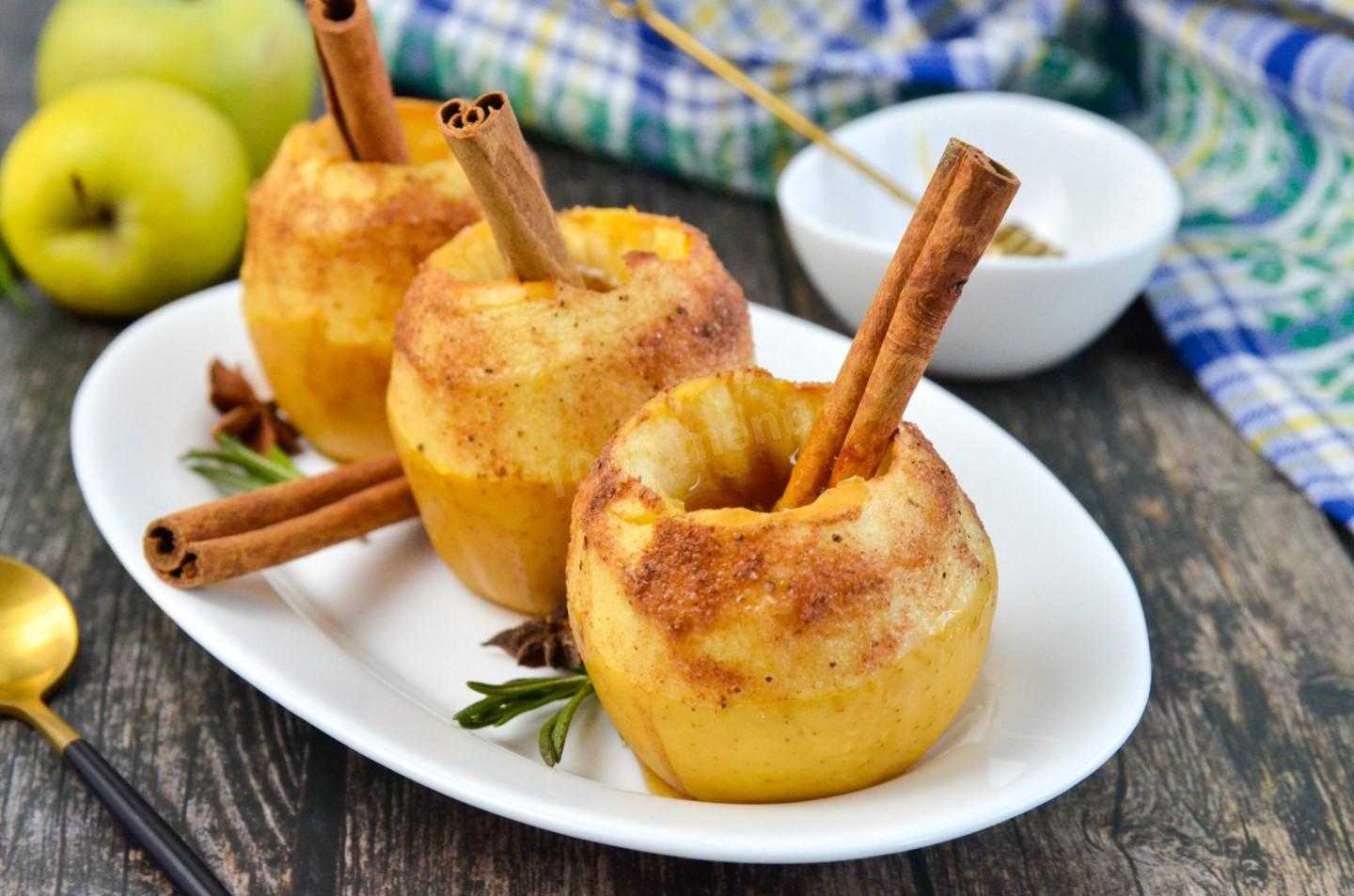Печеные яблоки в микроволновке