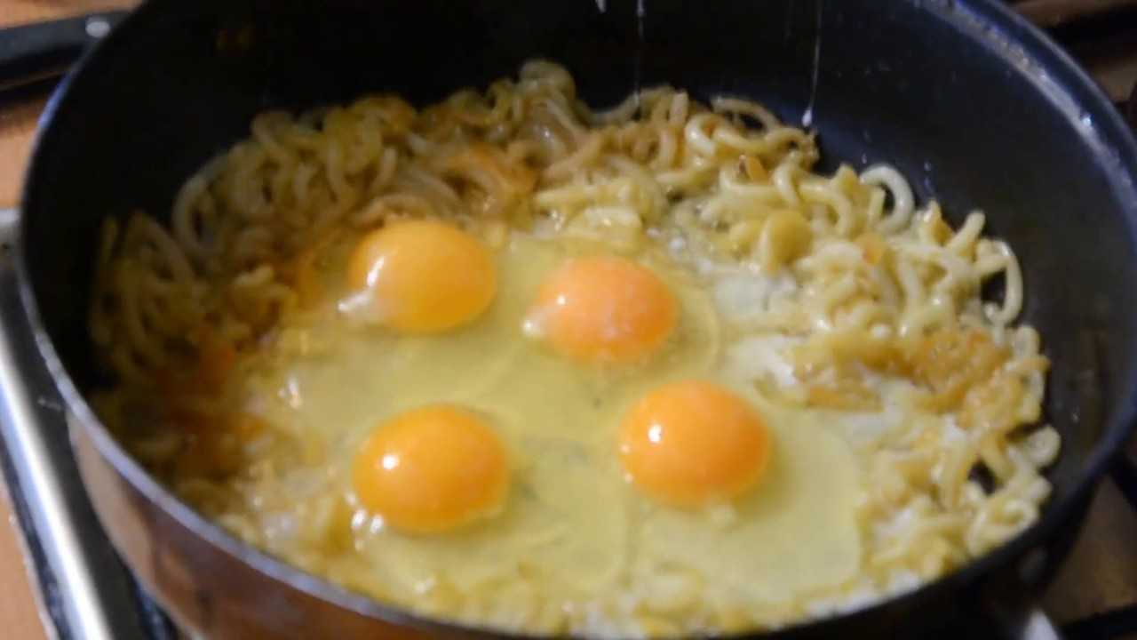 Что можно приготовить яйца лук. Спагетти с яйцом на сковороде. Жареная лапша с яйцом. Лапша с яйцом и сыром на сковороде. Лапша с яйцом на сковороде.