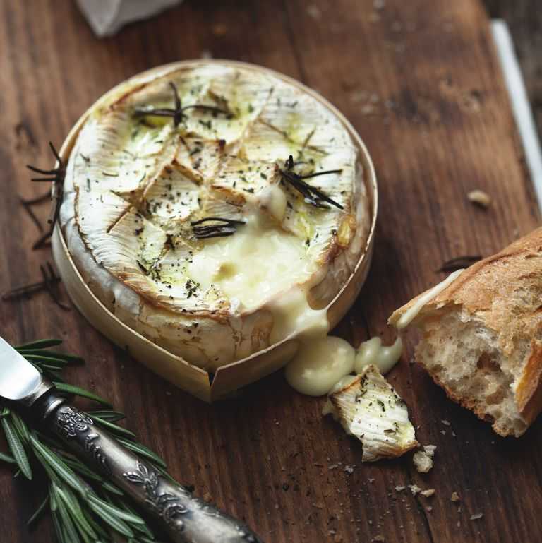 Жареный камамбер с ягодным соусом (fried camembert with berry sauce) простой и быстрый десерт: жареный сыр камамбер и любимые ягоды