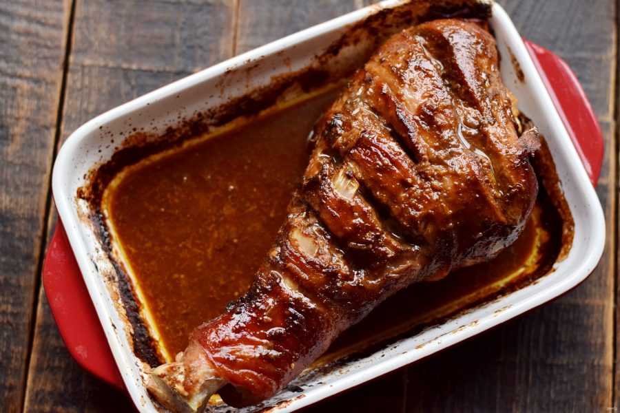 Свинина в духовке — 7 вкусных рецептов сочной и мягкой свинины