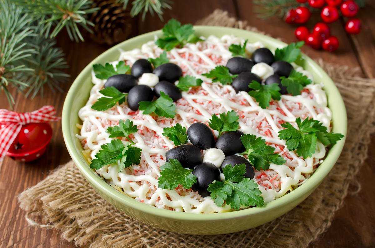 Салат наполеон из коржей с разными начинками: лучшие рецепты