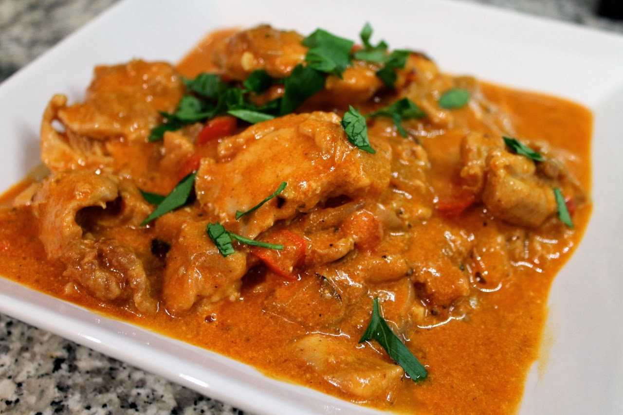 Паприкаш из курицы на сковороде