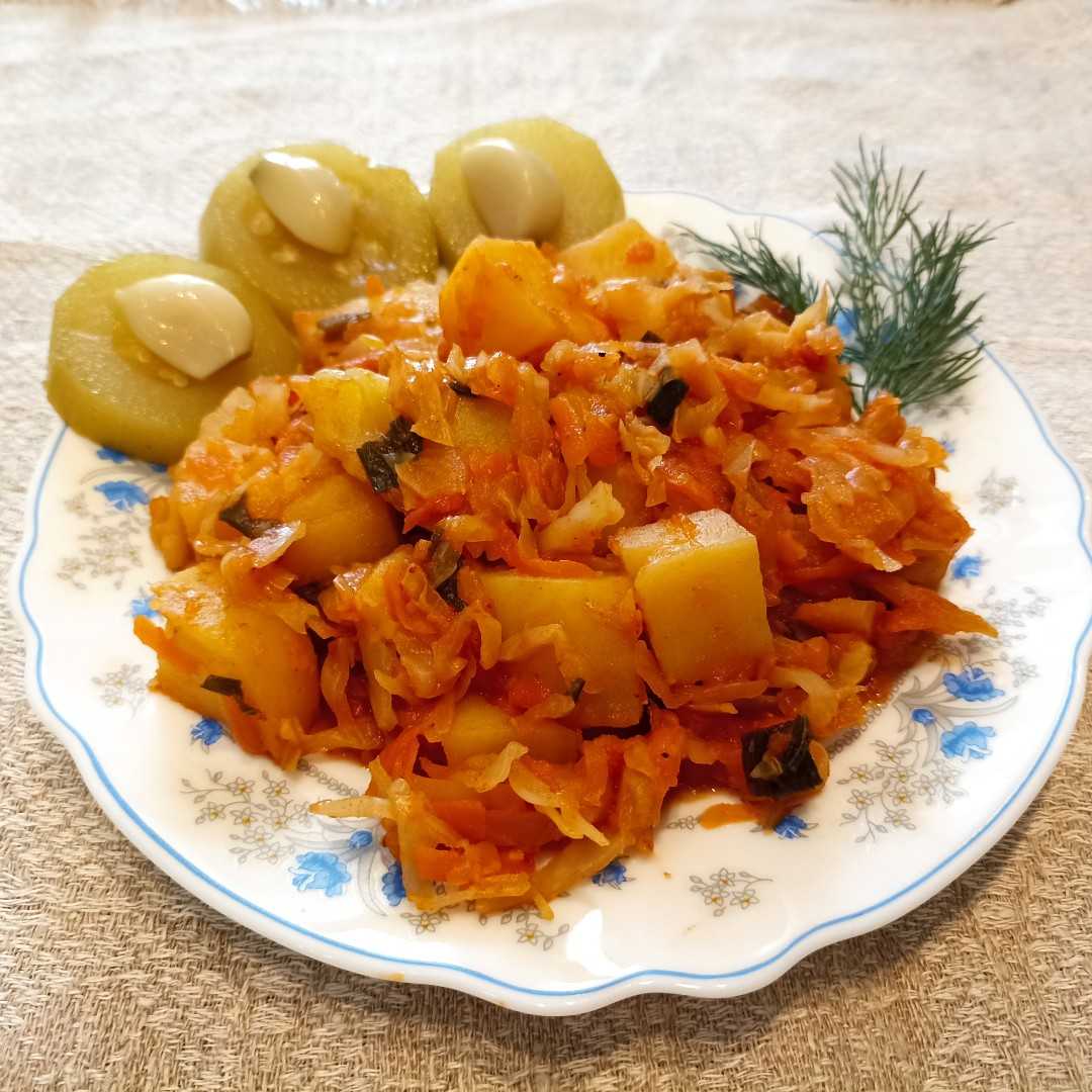 Как приготовить тушеную капусту с мясом и картошкой