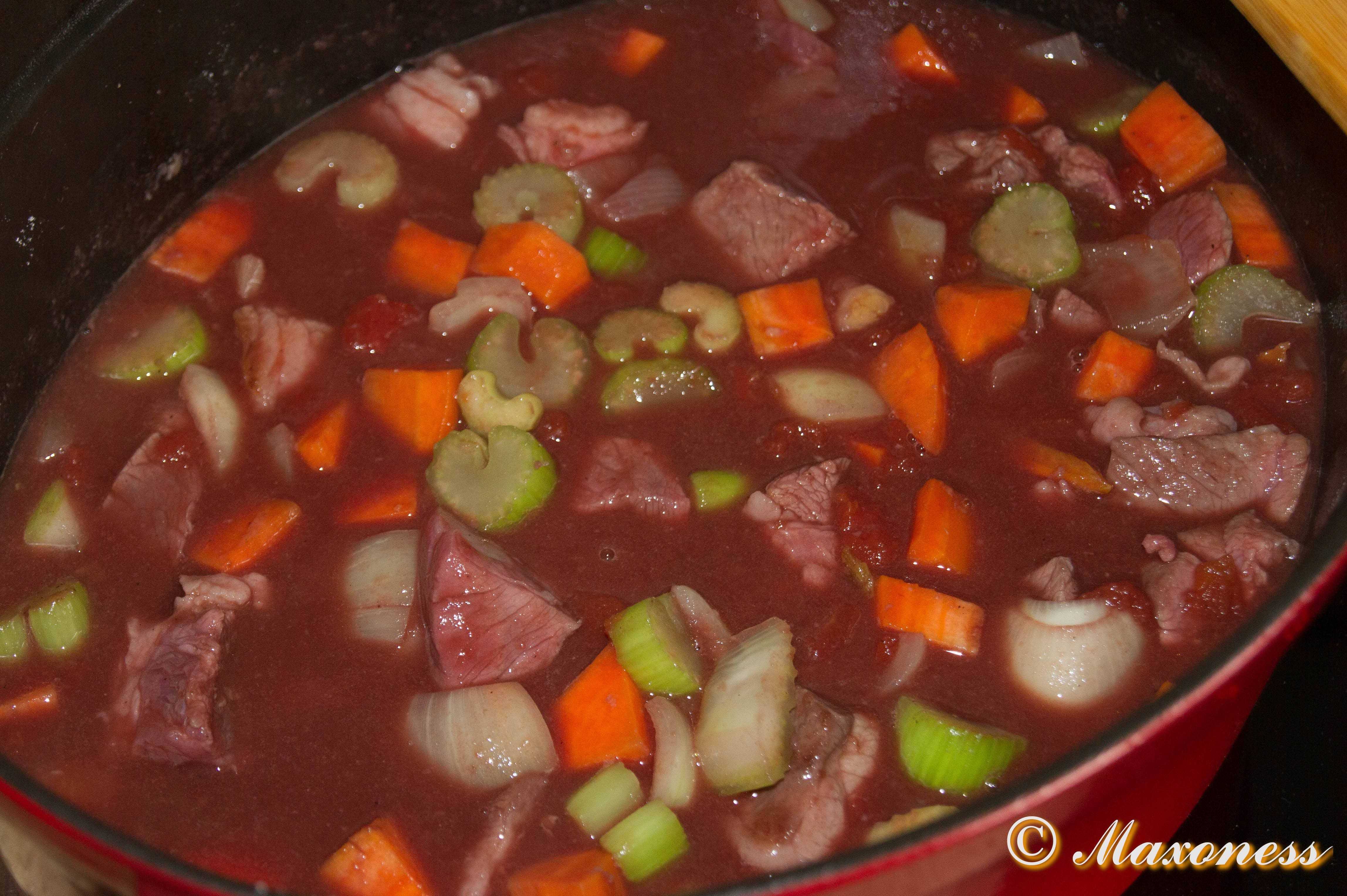 Утка, тушенная с картошкой