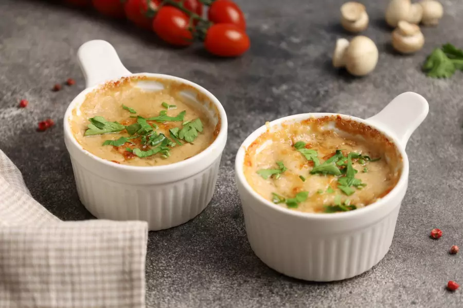 Жульен с курицей, грибами и сыром со сливками в горшочках в духовке - 15 пошаговых фото в рецепте