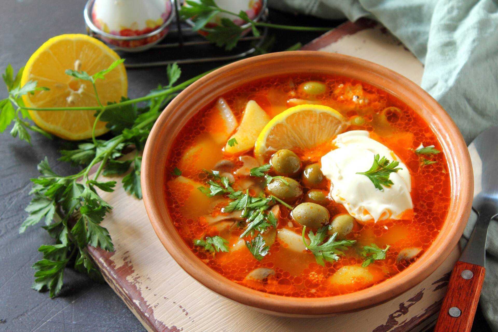 Солянка классическая с картошкой колбасой и огурцами рецепт с фото пошагово и видео - 1000.menu