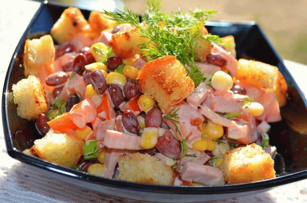 Салат с сухариками и копченой колбасой — 7 рецептов, как приготовить вкусный салат - rus-womens