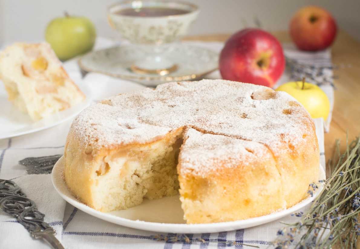 Пышная шарлотка с яблоками на сметане — пошаговый рецепт
