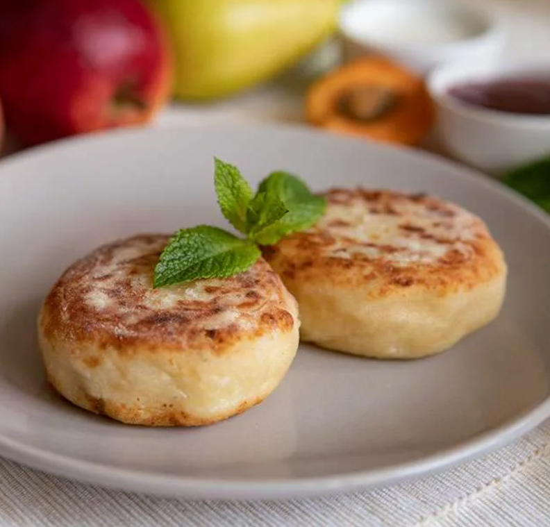 Сырники из творожной массы: 4 вкусных рецепта с изюмом и фруктами
