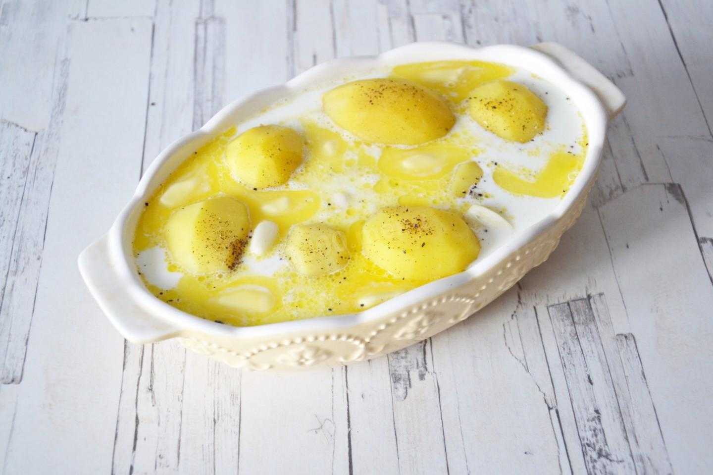 Картофель, запеченный в духовке с сыром и молоком.