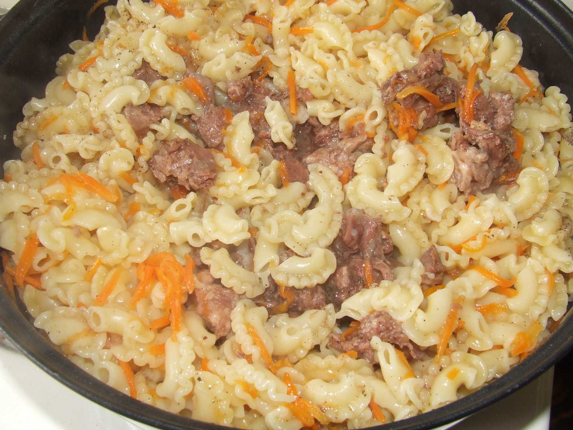 Макароны с тушенкой – несложное блюдо по простому рецепту: рецепт с фото
