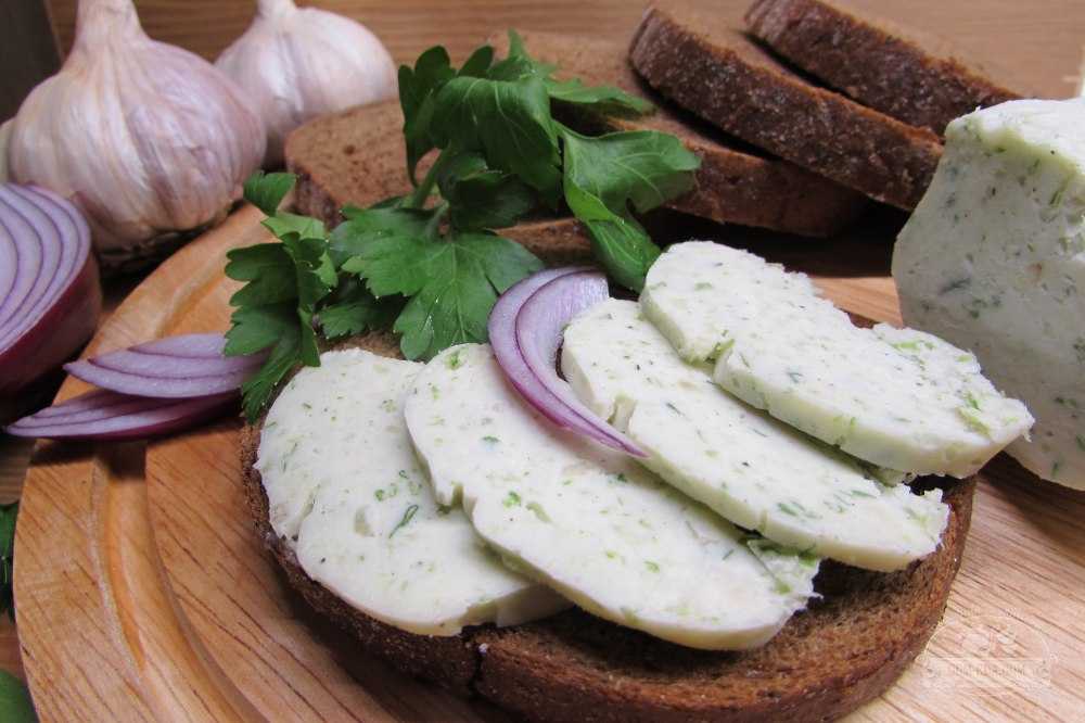 Сало, перекрученное с чесноком через мясорубку по-украински: рецепт. сало сырое, крученое через мясорубку с чесноком и зеленью, укропом, перцем, солью, специями для намазки на бутерброд: рецепт