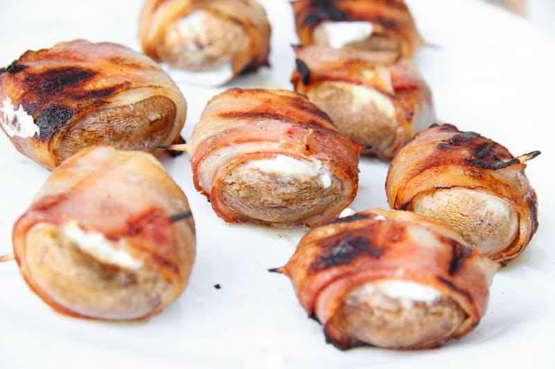Шампиньоны фаршированные в духовке с беконом. фаршированные шампиньоны с луком и беконом, запеченные в духовке
