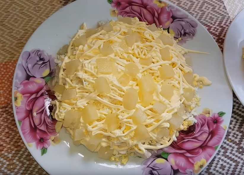Салат с ананасом и курицей – 10 очень вкусных классических рецептов