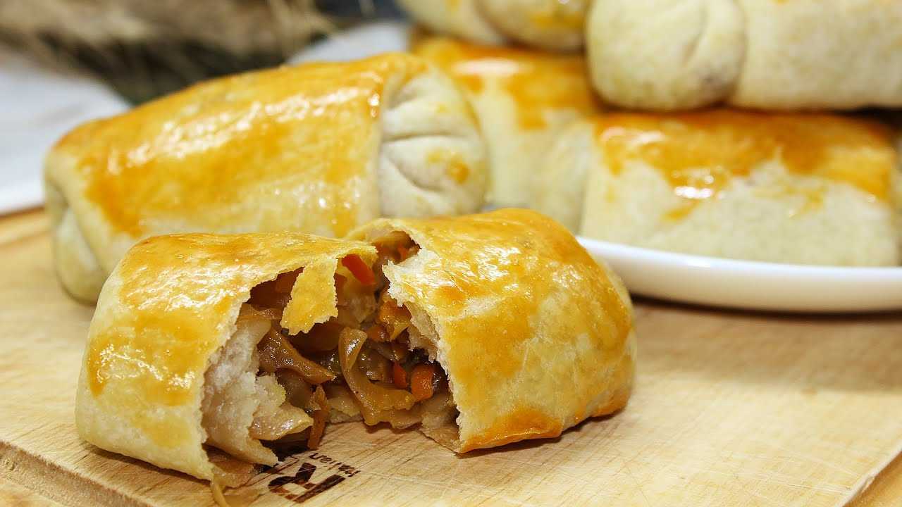 Перед вами национальное блюдо молдавской кухни — небольшие пирожочки с капустой Тесто тончайшее, начинки много, со сметаной такие пирожки просто улетают со стола