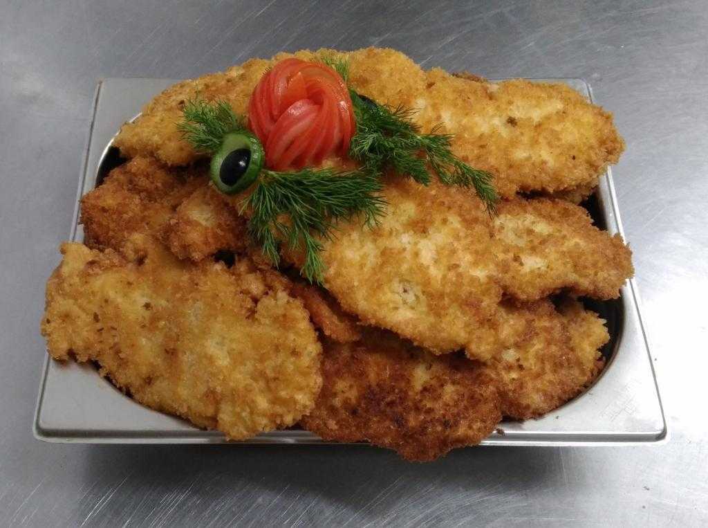 Куриная грудка в панировочных сухарях на сковороде