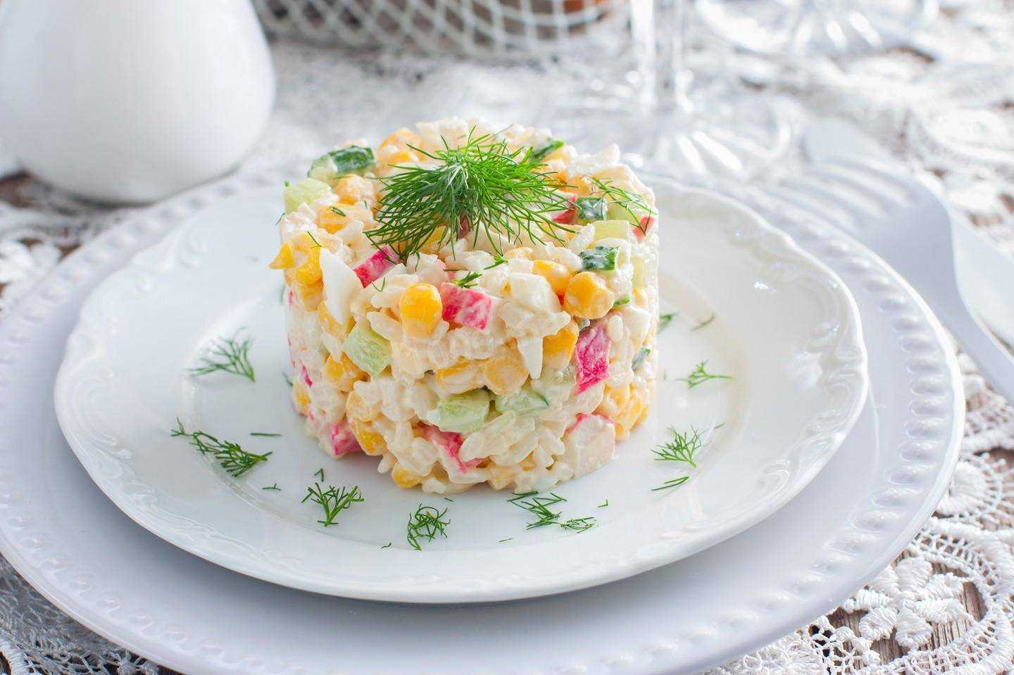 Салат с крабовыми палочками горошком и грибами и
