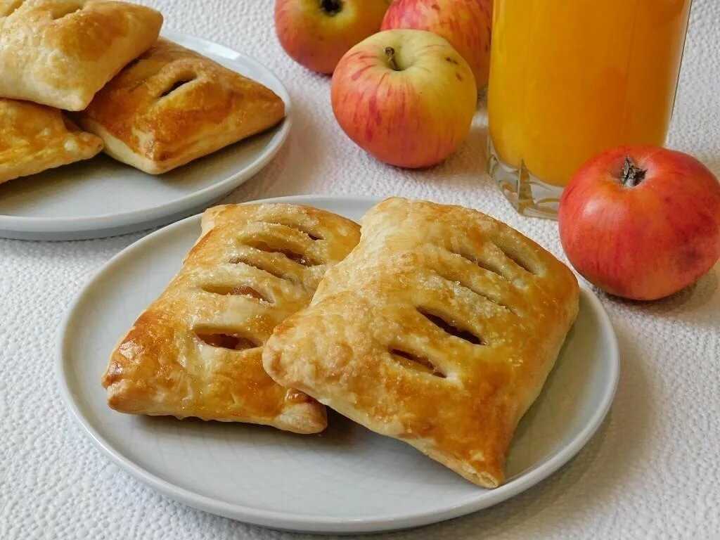 Розочки из слоеного теста с яблоками