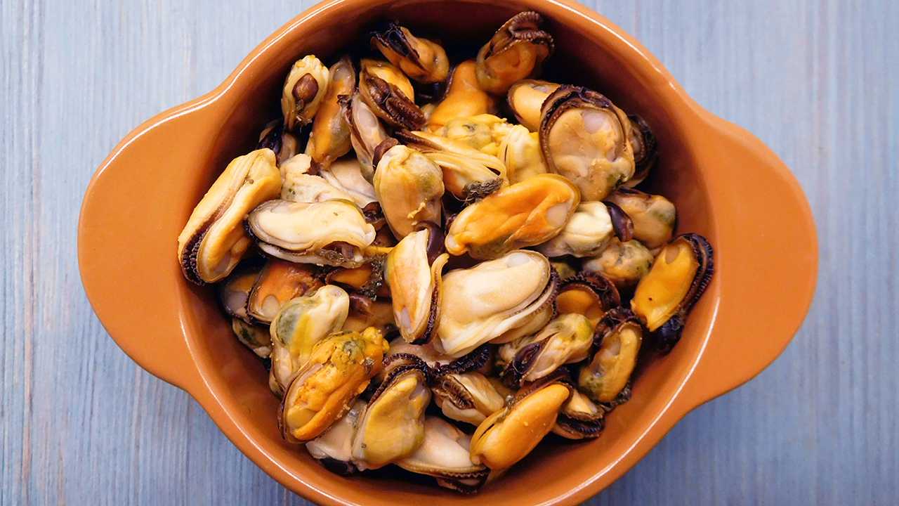 Салат с мидиями: вкусные рецепты без майонеза