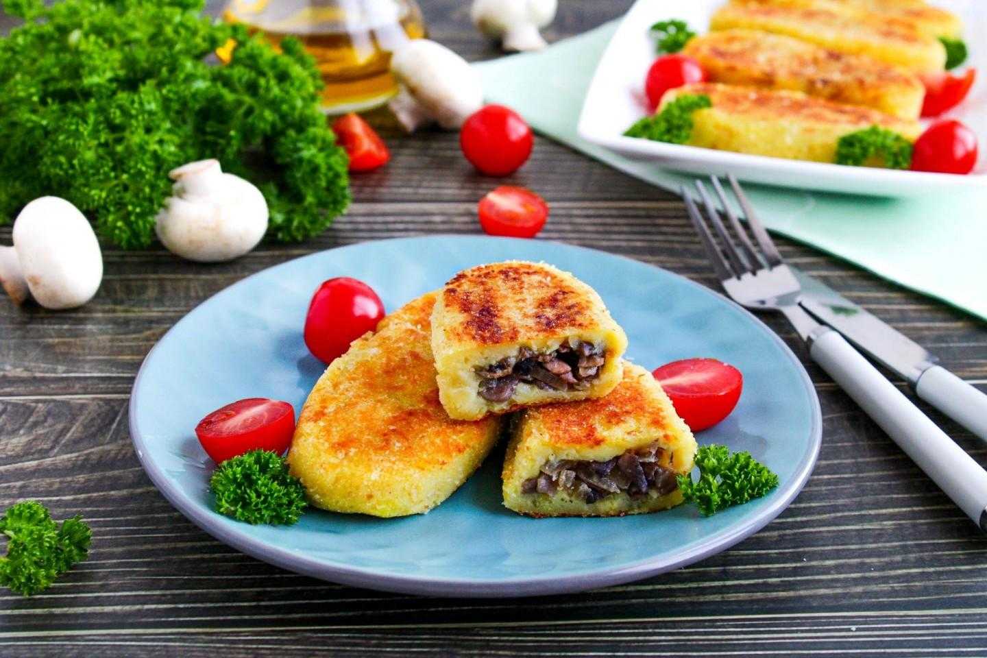Пирожки из картошки с фаршем на сковороде. картофельные пирожки с фаршем.
