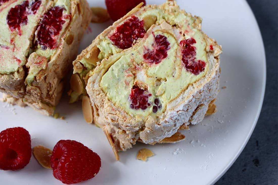 Меренговый рулет: рецепт с малиной и фисташками с фото пошагово - сладкие хроники