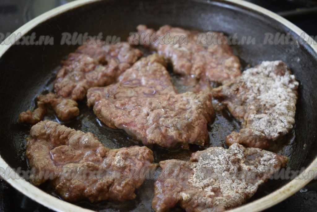 Тушёная говяжья печень с луком и морковью. тушеная печень с морковью и луком жарим печень говяжью с луком и морковью