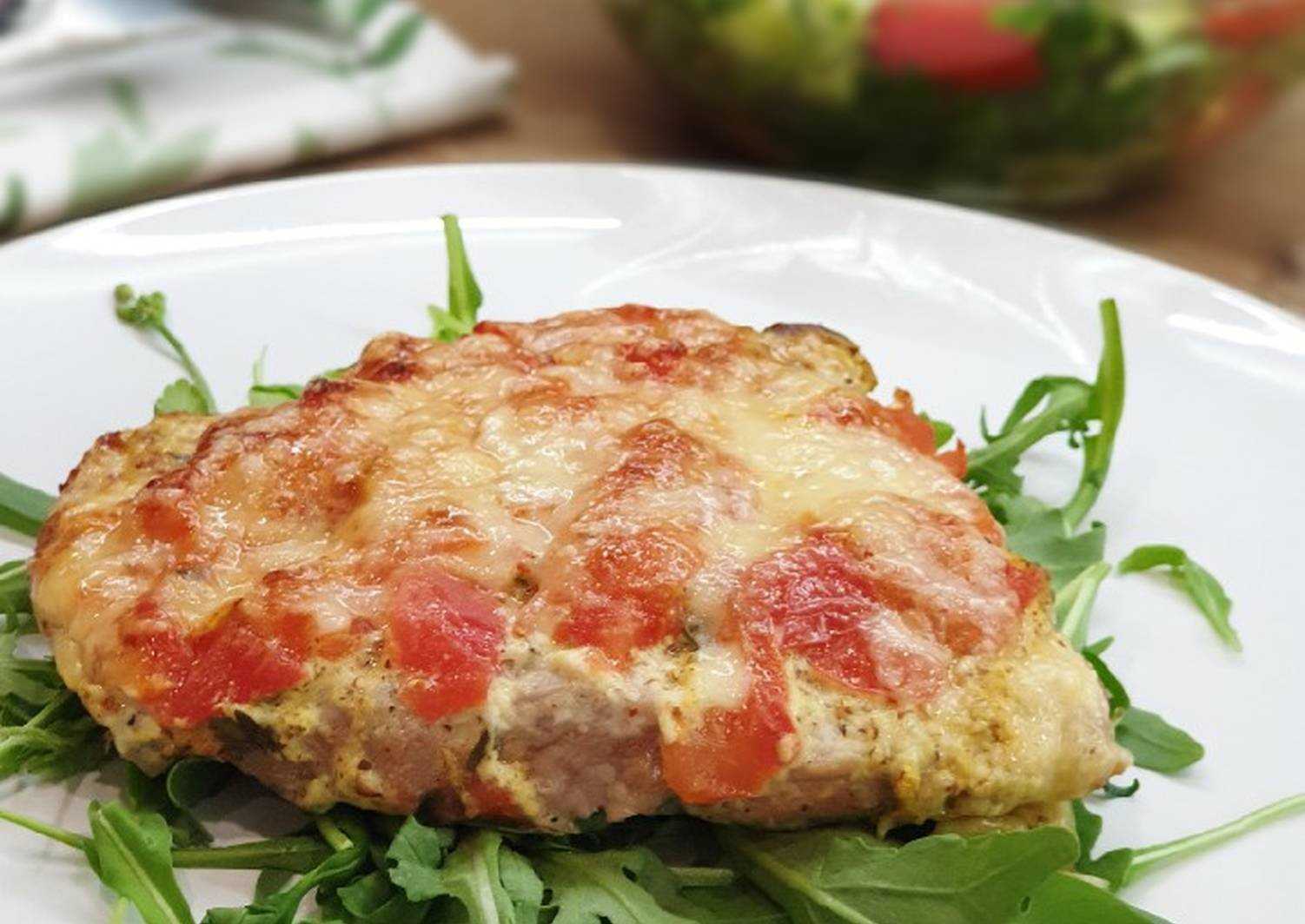Отбивные из филе курицы в духовке с ананасами, под сырной шапкой
