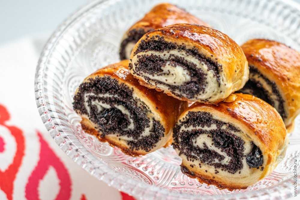 Вкусные булочки с маком из слоеного теста станут отличным дополнением любого чаепития Если под рукой есть готовое слоеное тесто, то времени на их приготовление понадобится меньше часа
