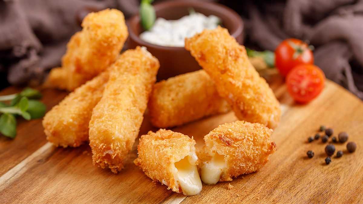 Сырные палочки из слоеного теста