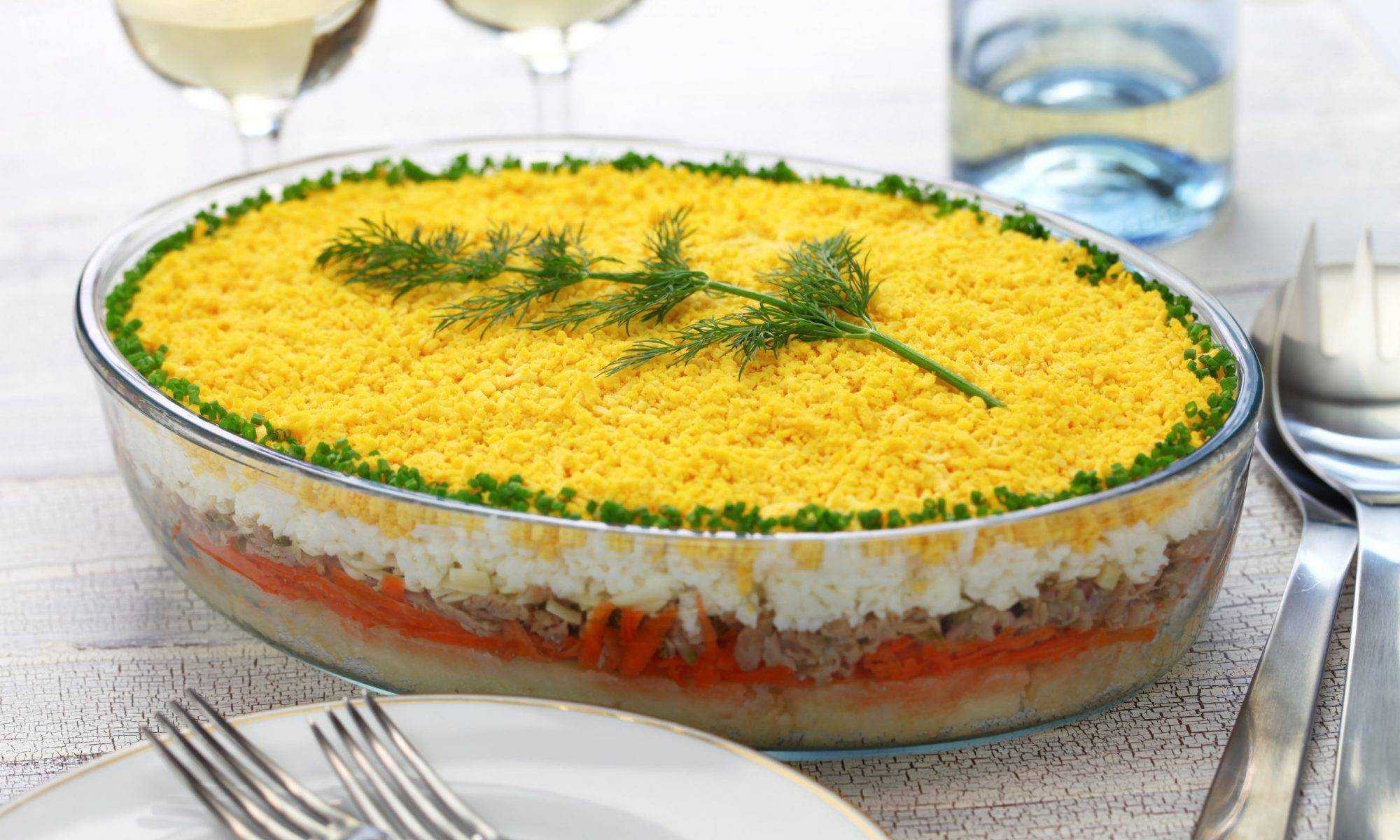 Салат мимоза с консервированной горбушей и сыром классический