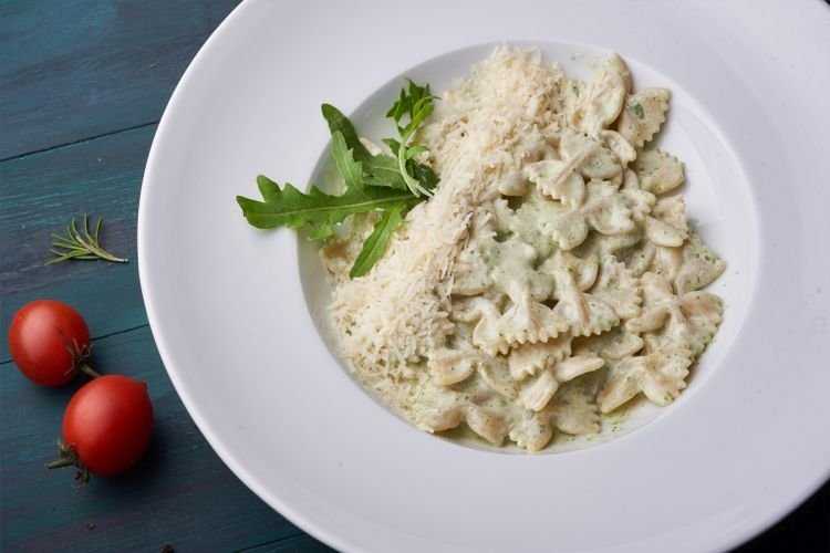 Готовим быстро и вкусно — пасту с помидорами и базиликом!
