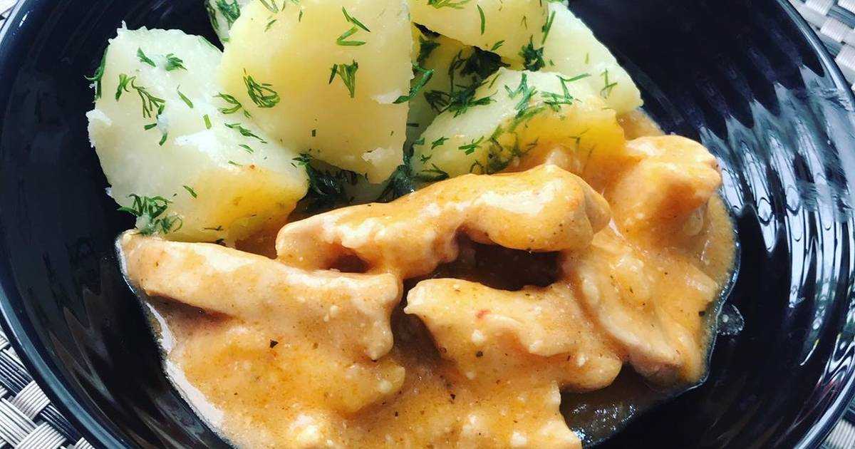 Бефстроганов из куриной грудки со сметаной, с томатом, с грибами