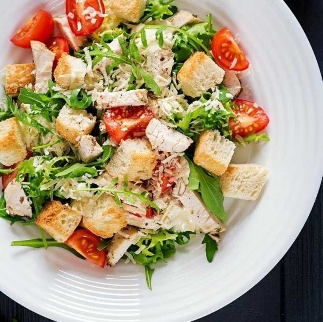 Салат цезарь классический с курицей рецепт с фото пошагово и видео - 1000.menu