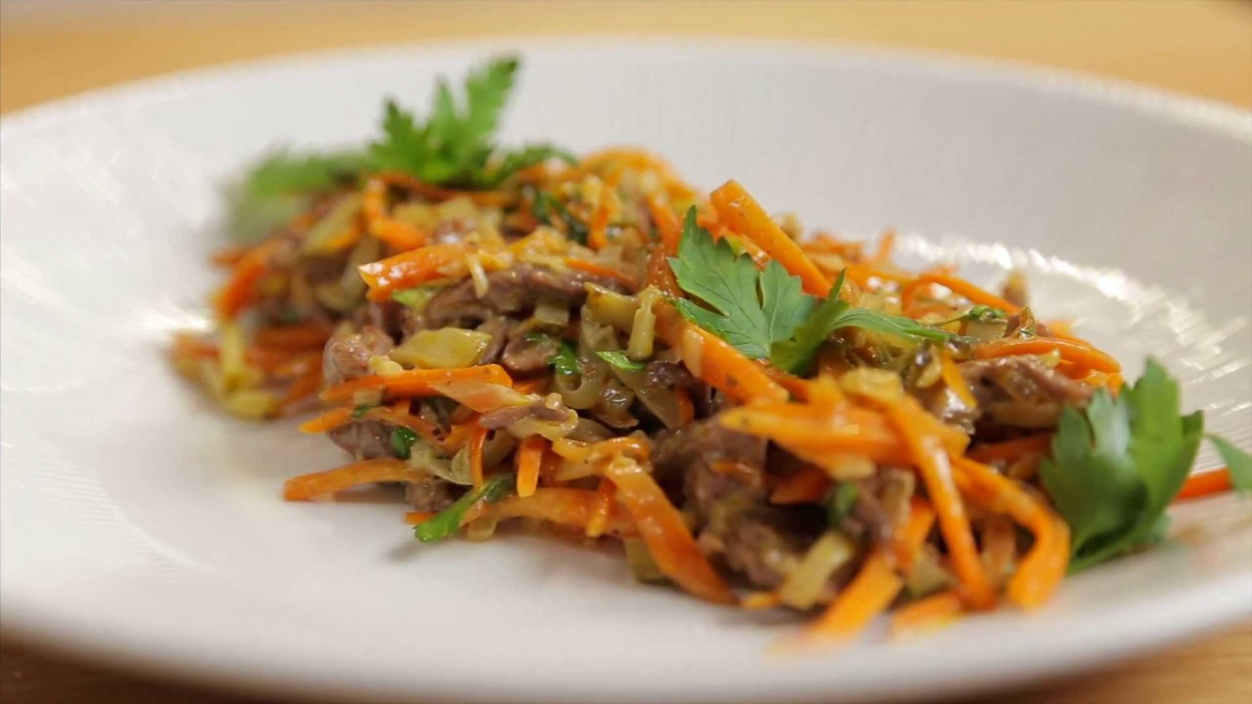 Салат с маринованными огурцами