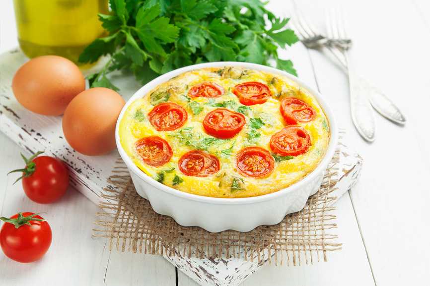 Рецепты вкусного и пышного омлета - 10 рецептов омлета на сковороде и в духовке