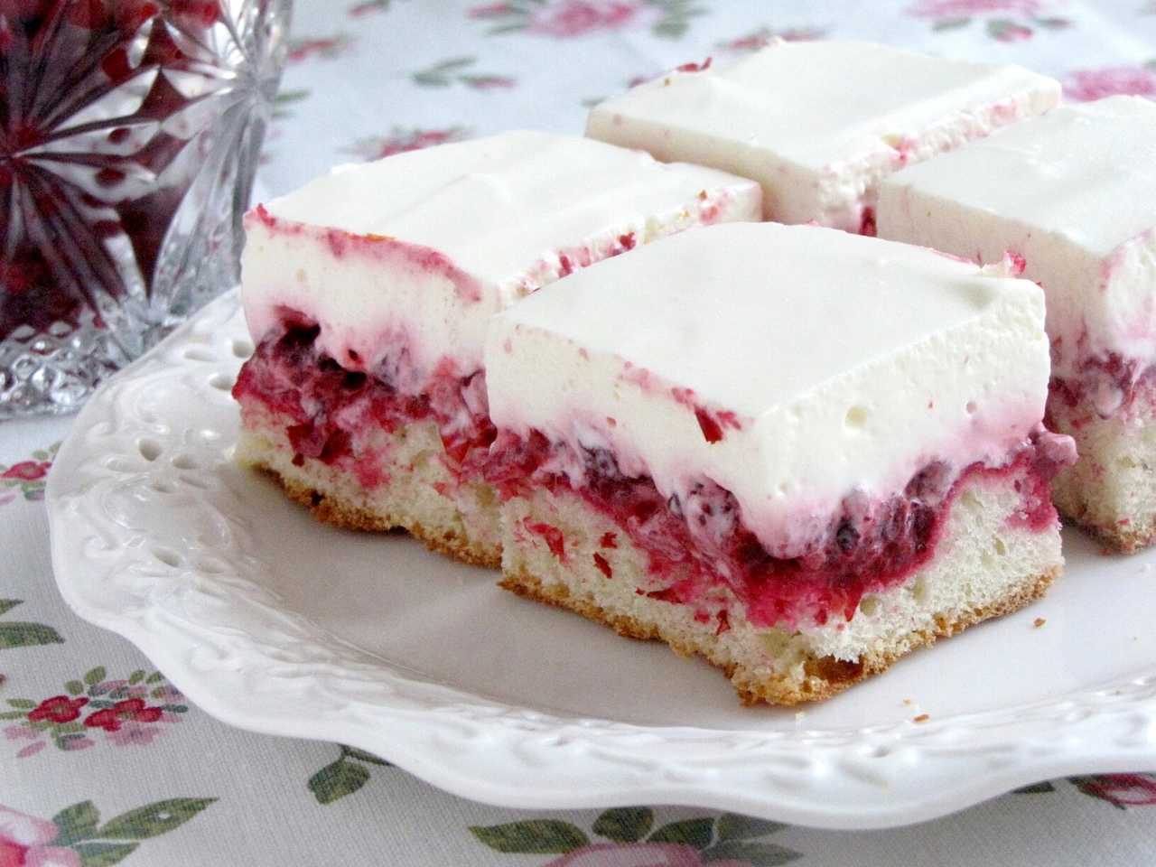 Пирог с брусникой и сметаной из дрожжевого теста рецепт 🍓