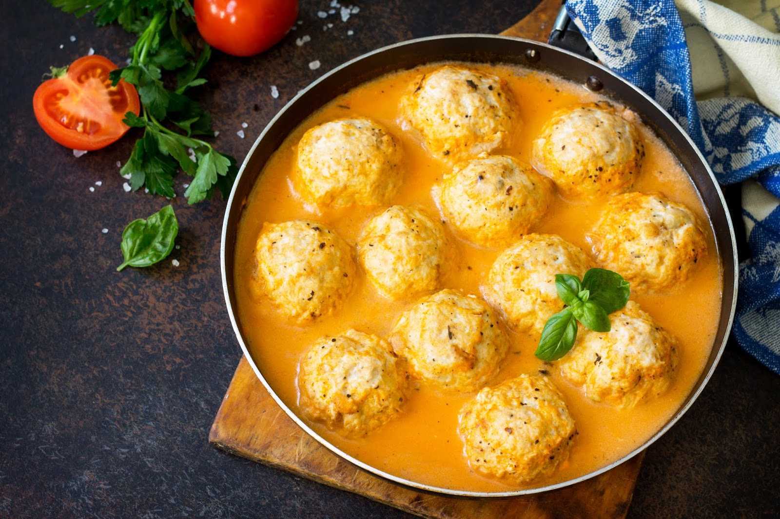 Тефтели с рисом и подливкой: 6 рецептов вкусного приготовления