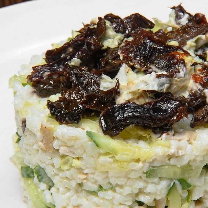 Салат чёрный принц с курицей и черносливом рецепт с фото пошагово - 1000.menu