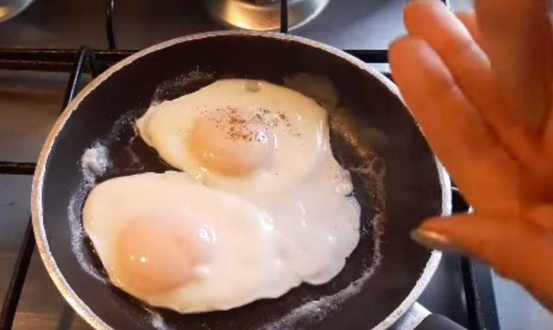 Яйцо на воде в сковороде. Сковорода для яиц. Яичница под крышкой. Глазунья без масла. Жареное яйцо под крышкой.