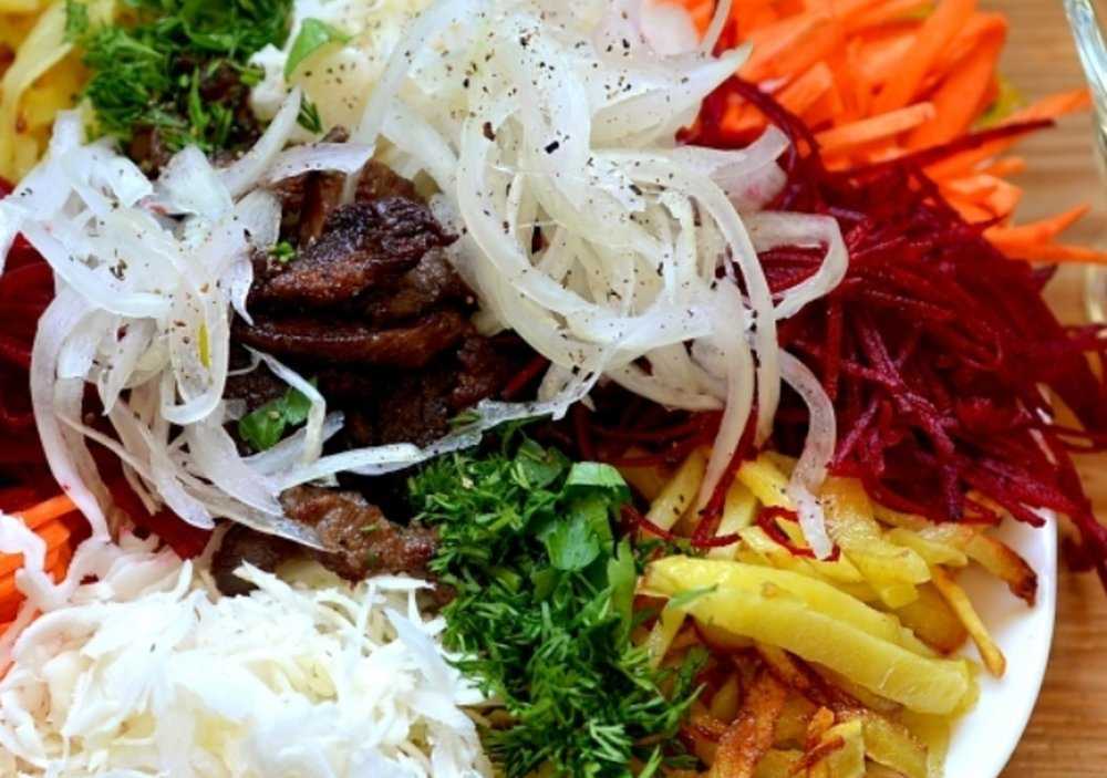 Салат Чафан классический — это поляна из разнообразных ингредиентов, которые не смешиваются между собой Поэтому каждый может сделать салат на свой вкус, положив к себе в тарелку что-то по вкусу