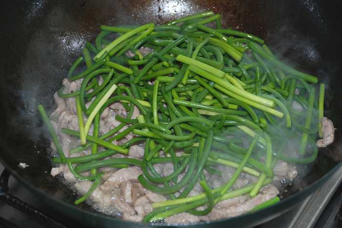 Стрелки чеснока с мясом рецепт приготовления