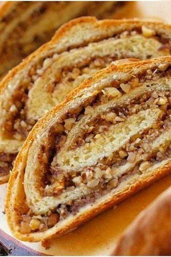 Сдобный рулет с орехами из дрожжевого теста