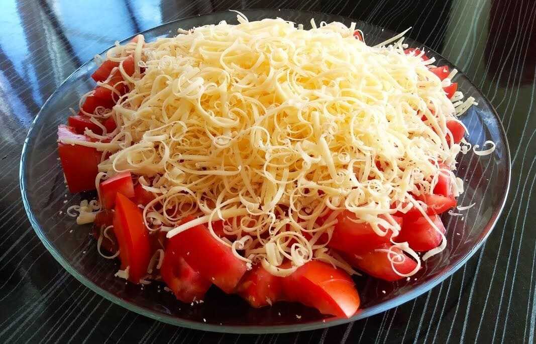 Салат из помидоров с сыром - вкусные рецепты