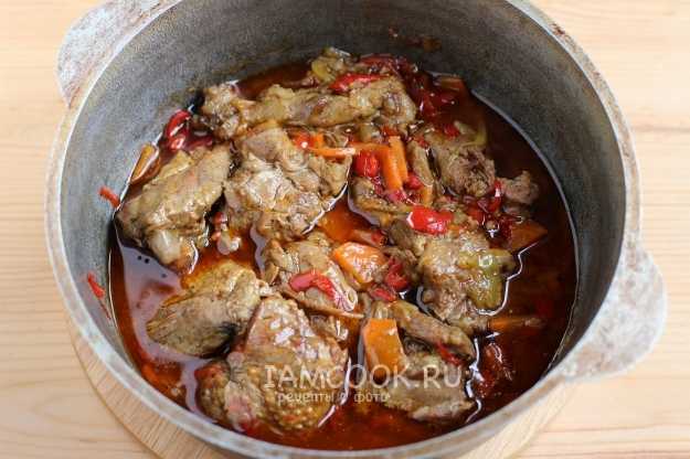 Тушеная утка с кусочками картошки и овощей
