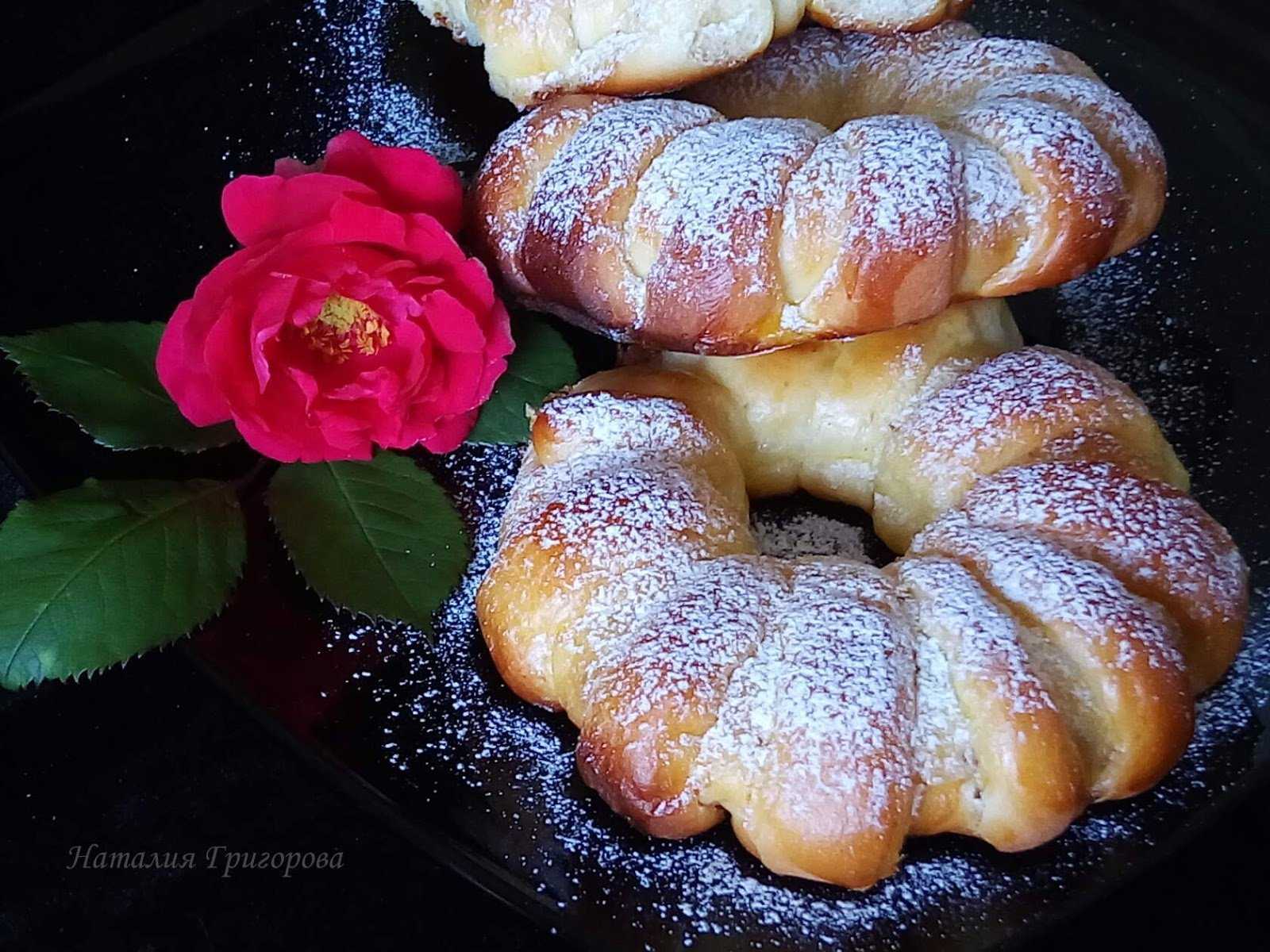 Очень вкусные булочки со сгущенкой: рецепт с фото