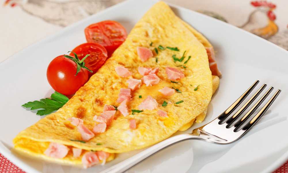 Омлет с сыром: 3 самых вкусных рецепта с фото