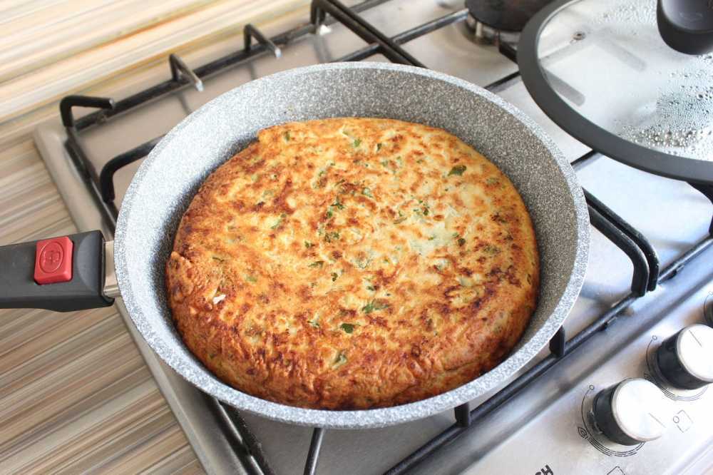Пирог на сковороде без духовки 32 рецепта - 1000.menu