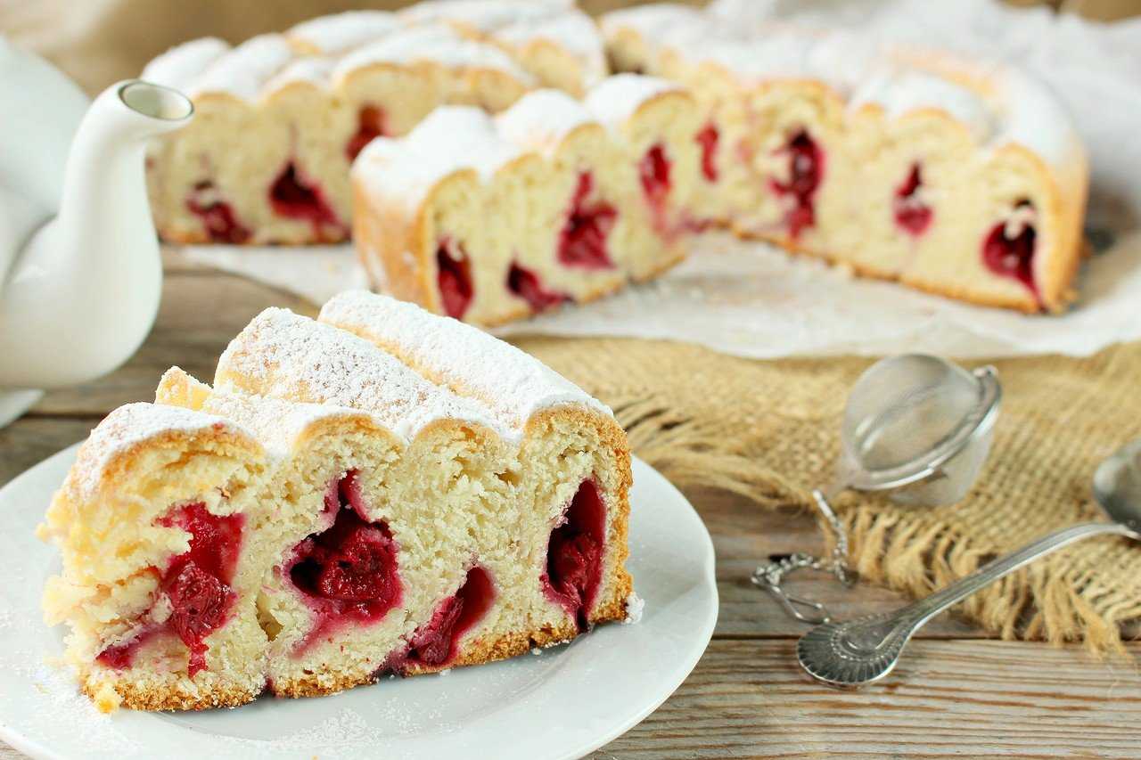 Песочный пирог с творогом и вишней
