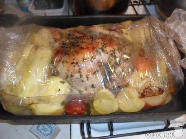 Курица запеченная в рукаве в духовке. Курица с картошкой в духовке в пакете. Курица с овощами в духовке в рукаве для запекания. Курица в духовке с картошкой и овощами в рукаве. Курица запеченная с овощами в духовке в рукаве.