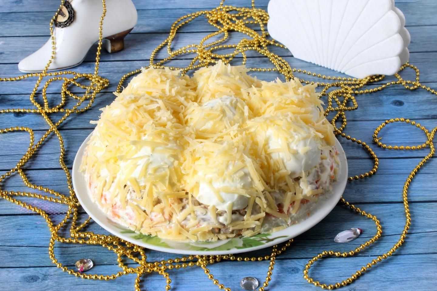 Салат Сугробы с курицей — сытный, вкусный и имеет оригинальное оформление Настоящее зимнее блюдо, которое станет украшением любого праздничного стола в этот период